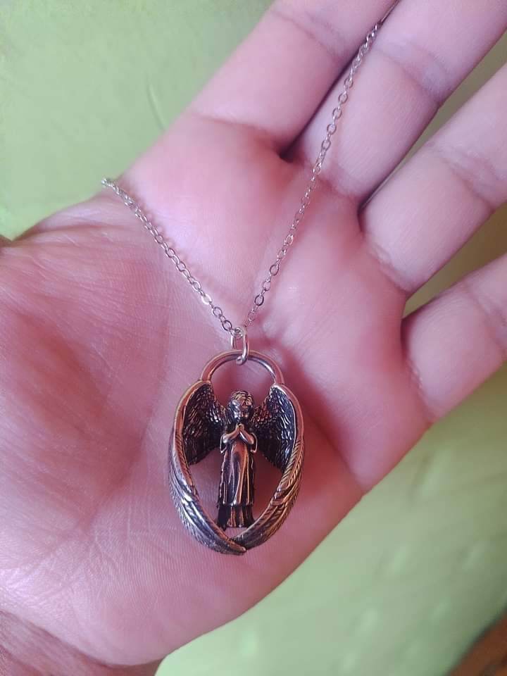 Collar con Ángel Rezando: Protección celestial a tu alcance - Multishop Chile E.I.R.L