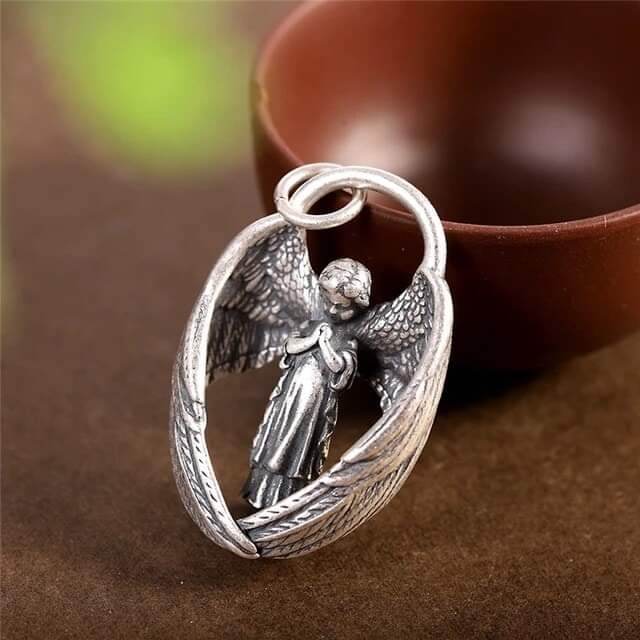 Collar con Ángel Rezando: Protección celestial a tu alcance - Multishop Chile E.I.R.L