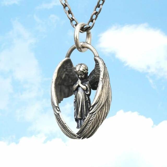 Collar con Ángel Rezando: Protección celestial a tu alcance - Multishop Chile E.I.R.L
